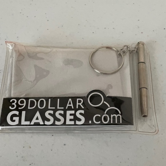 Accessories - ❌$2.00 must bundle❌39Dollar Glasses Cleaning Cloth